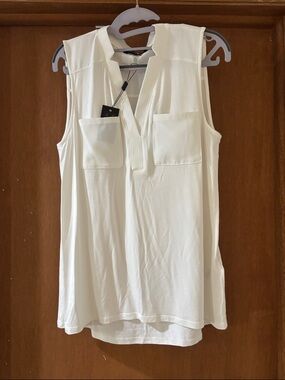 Cable & Gauge Cream Split V-Neck Pocket Sleeveless Tank